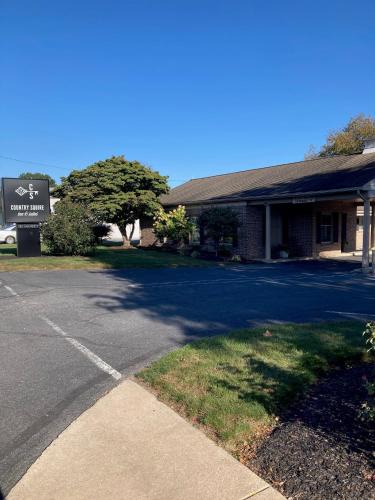 New Holland Hotel | Country Squire Inn and Suites
