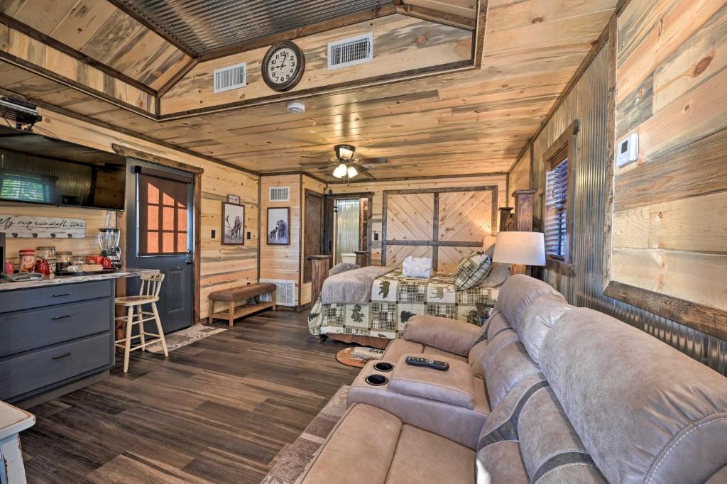 Broken Bow Apartment | Couples Retreat Woodsy Broken Bow Studio!