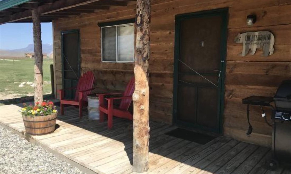 Cody Apartment | Cowboy Bunkhouse #1, rustic charm, located in South Fork Valley, 10 minutes from Downtown Cody