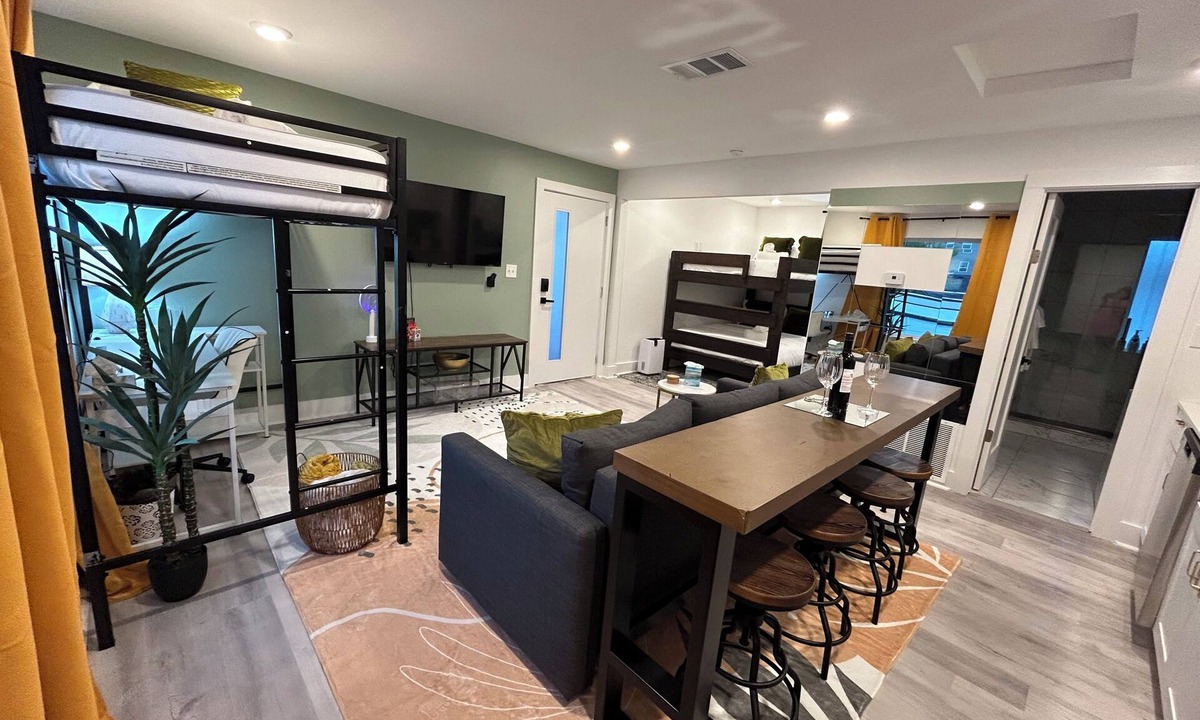 Old East Dallas Apartment | Cozy 1-bedroom with WiFi and AC in fantastic Dallas, Sleeps 7