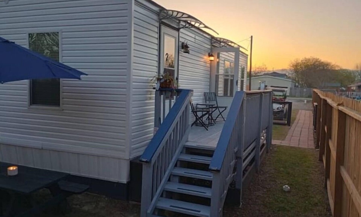 San Leon Cottage | Cozy 2-bedroom cottage tiny house in Sunny San Leon TX