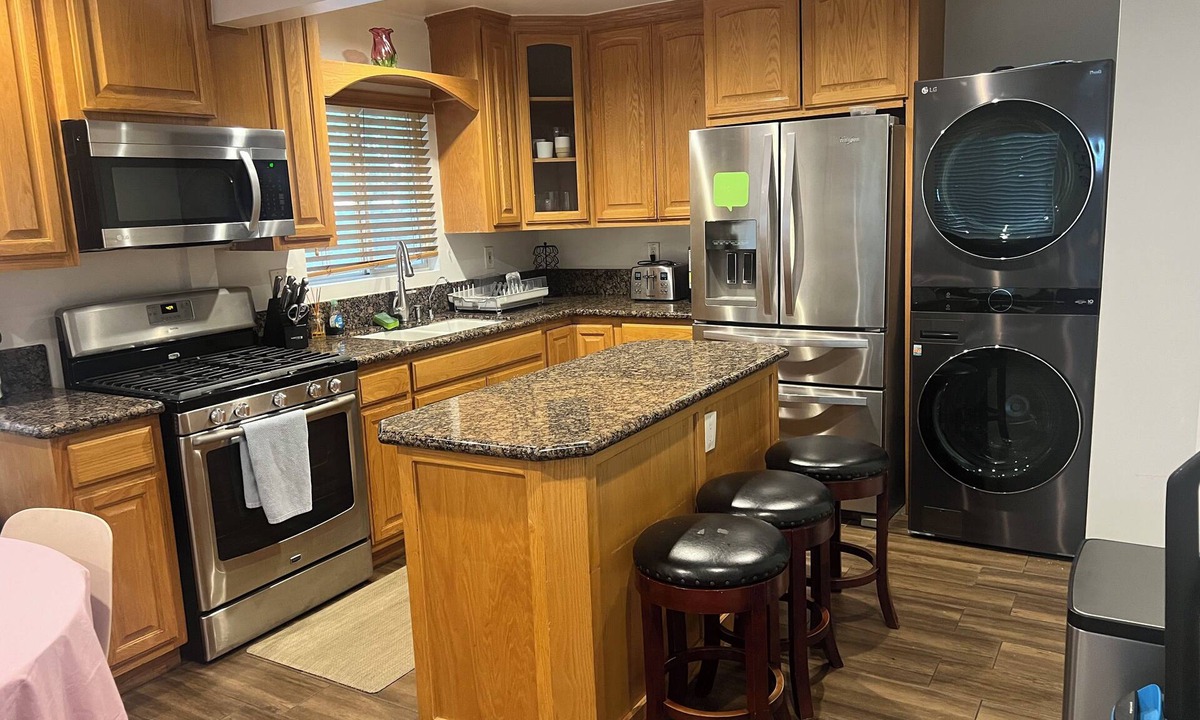 Palms House | Cozy 2-bedroom house in lovely Los Angeles with AC