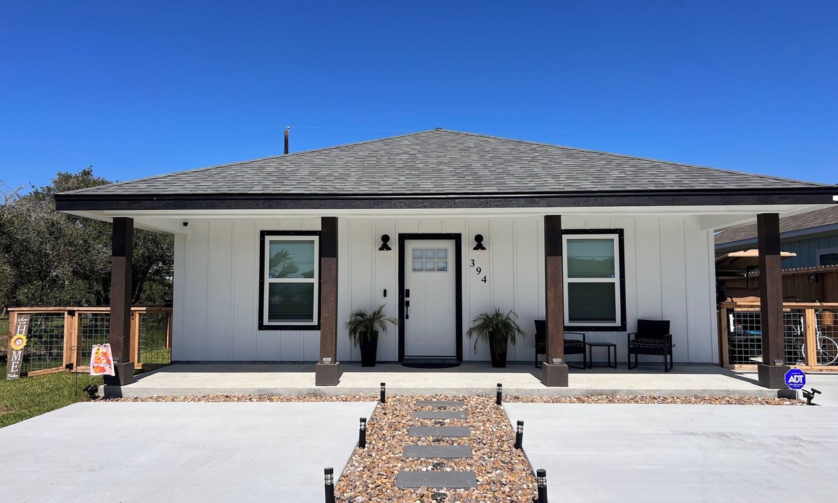Rockport House | Cozy 2-bedroom house in beautiful Rockport in Holiday Beach West