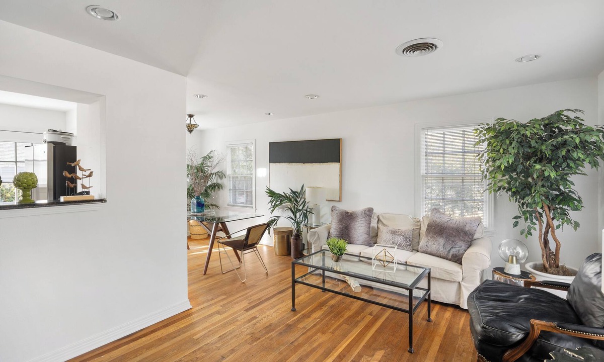 Dallas Cottage | Cozy 2-bedroom White Rock Lake Cottage, 10 Min to Downtown Dallas