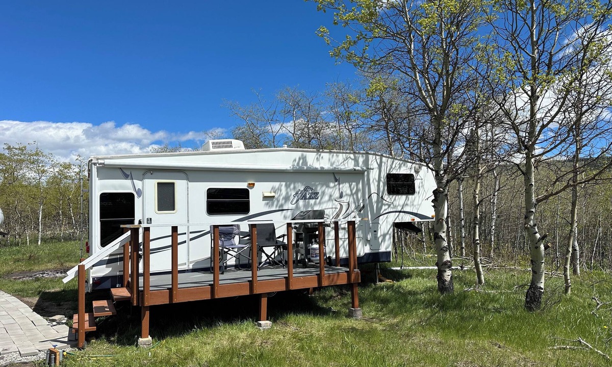 Babb House | Cozy 27’ Glamping Trailer Home Overlooking the East Side Glacier National Park