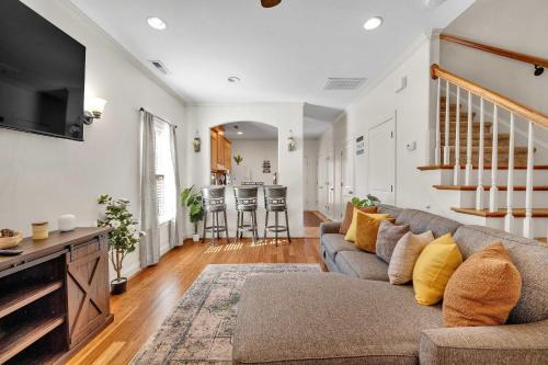 Concord House | Cozy 2B Townhouse - King Bed