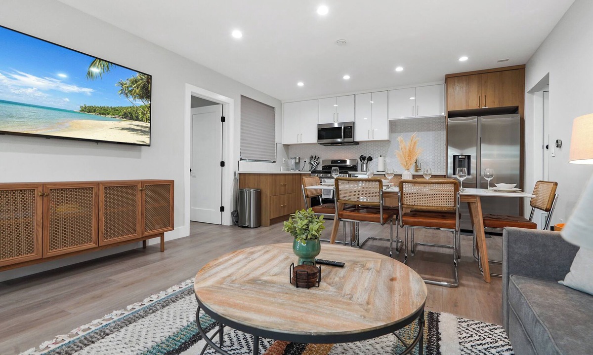 Palms Apartment | Cozy 2BR w/Bath minutes from DT Culver City