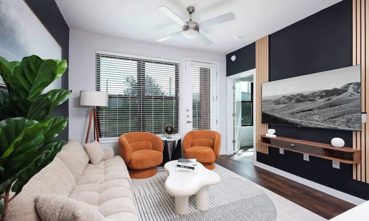 Southtown Apartment | Cozy 2BR w/Gym, Parking Near Rvrwalk & Dome