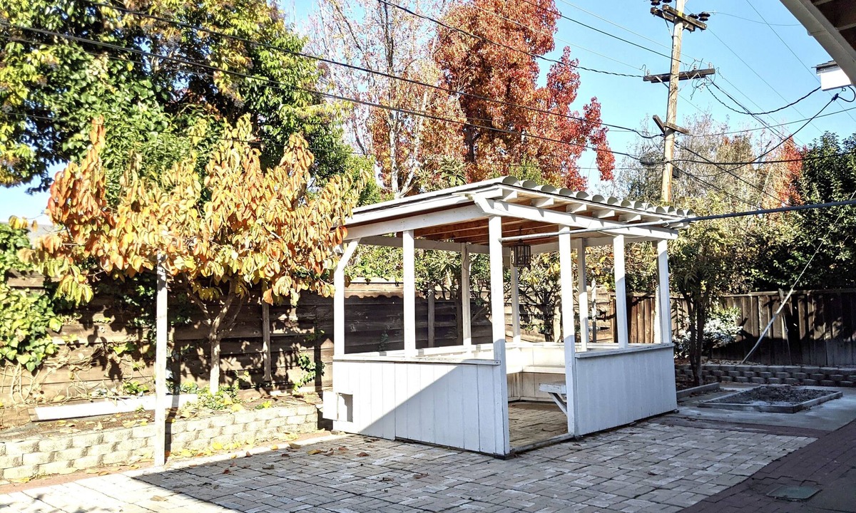 Fremont House | Cozy 3 bed-2 bath home with sunroom and access to parks and Class A retail 😊