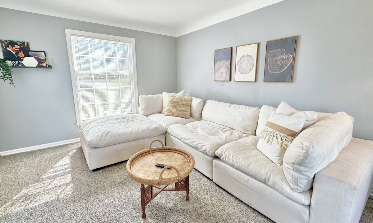 Flint House | Cozy 3BR Home Sleeps 6 Fast WiFi Family & Pet Friendly!