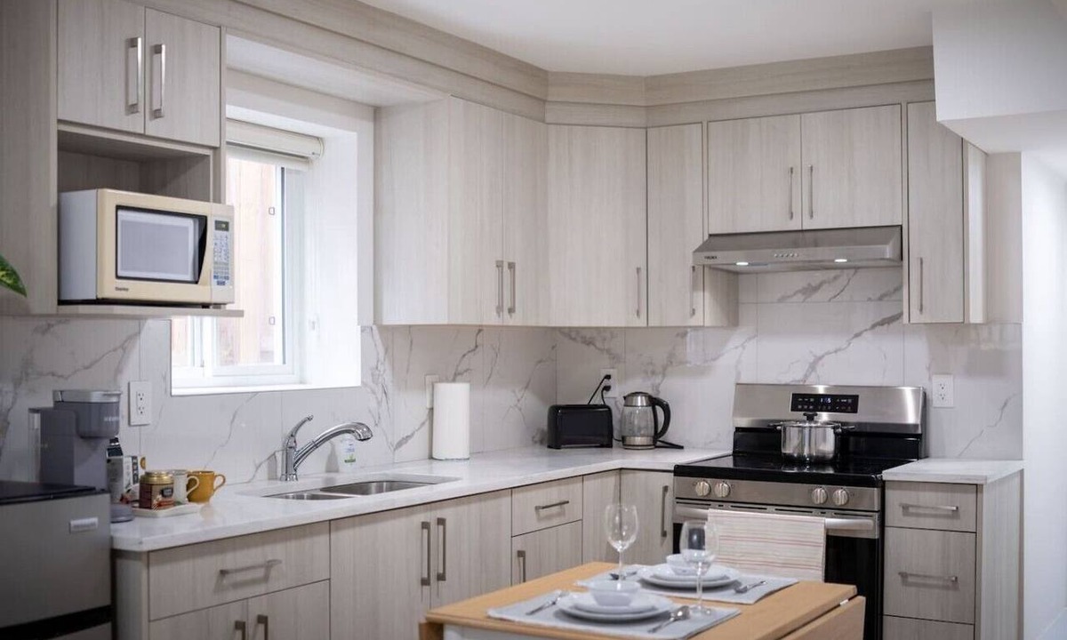 White Rock Apartment | Cozy Beachside 2-Bedroom Retreat near Pier