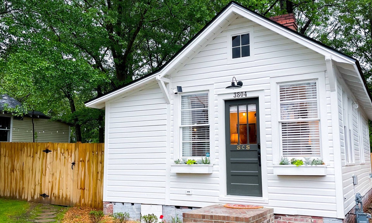 Eau Claire House | Cozy Bungalow 8mins to Main St, Hospitals, Universities, Government