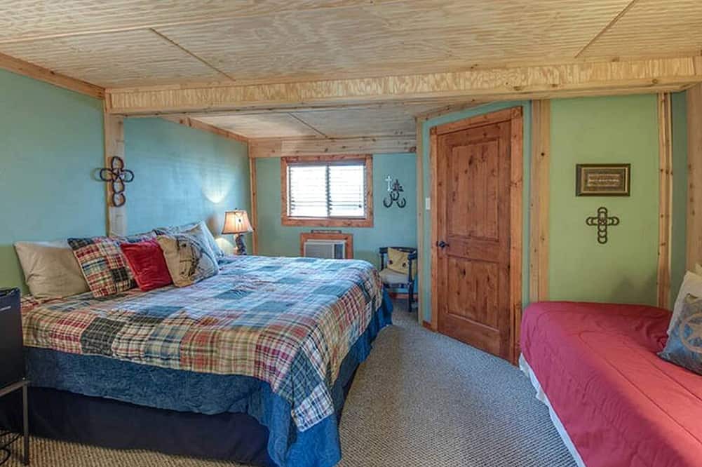 Carmine Cabin | Cozy Cabin Close to Hiking Trails in Round Top, Texas