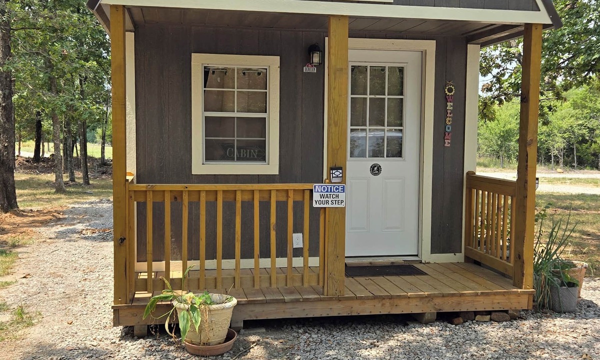 Okmulgee Cabin | Cozy Cabin in the woods! Close to lakes, hunting, fishing, Plenty of parking!