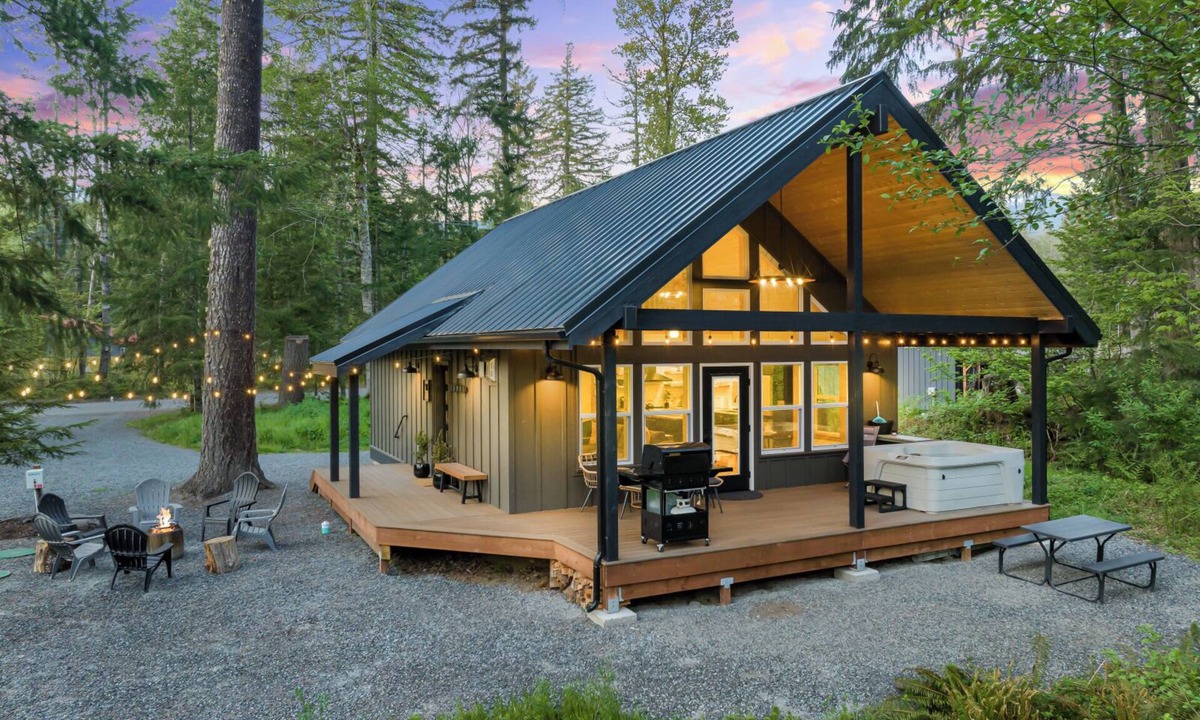 Paradise Estates Cabin | Cozy cabin retreat w/hot tub less than 5 mi to Mt Rainier NP