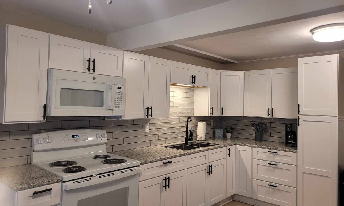 Lindbergh Lawns House | Cozy Cape convenient to Fairgrounds, Downtown,Hospitals,Amphitheater & much more