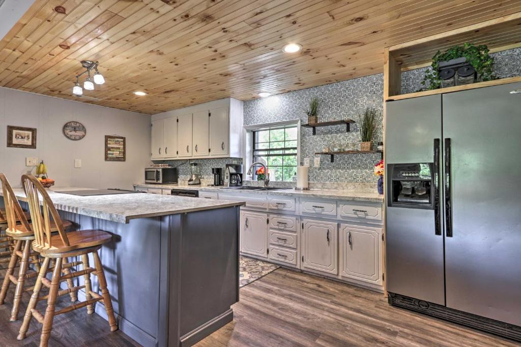 Sevierville House | Cozy Chic Escape with Deck 4 Miles to Pigeon Forge!