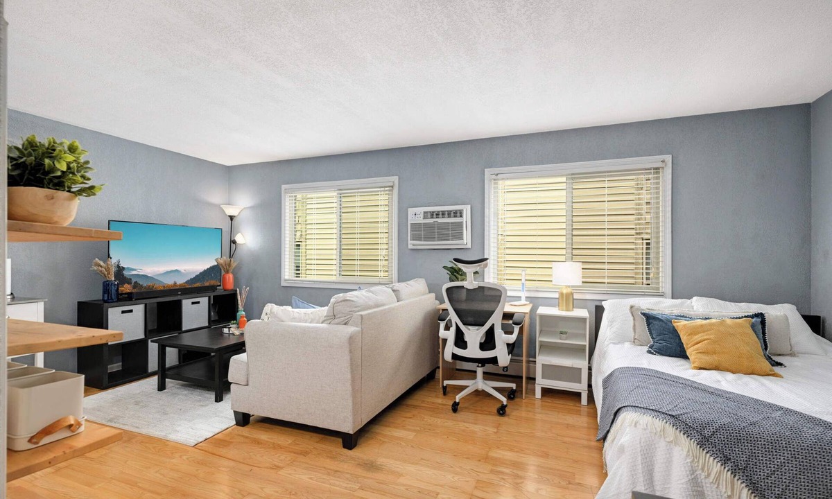 Lyn-Lake Apartment | Cozy Condo in Vibrant Location!