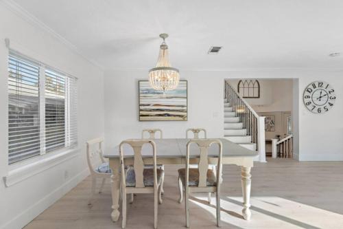 Clear Lake Shores House | Cozy cottage in the heart of Kemah close to the boardwalk and bay