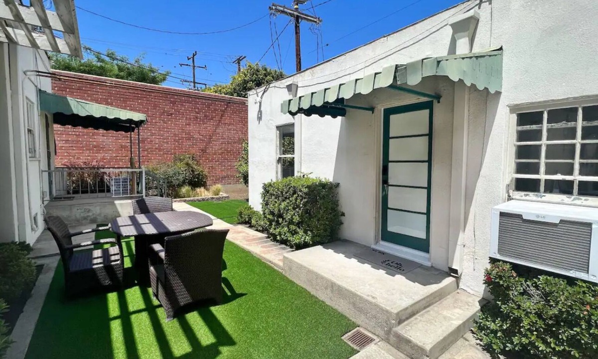 Beverly Grove Cottage | Cozy cottage with 1 bedroom and WiFi, AC in wonderful West Hollywood