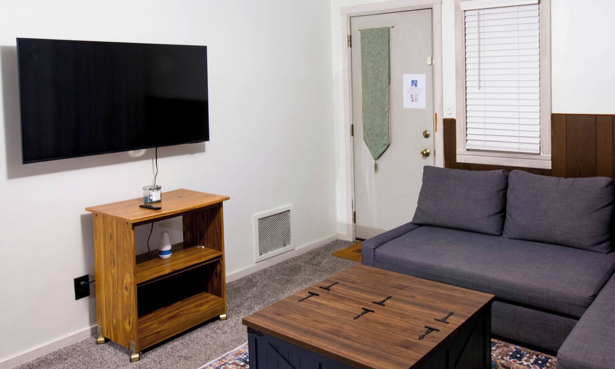 Westland House | Cozy Family Ranch Near DTW, Detroit & Ann Arbor