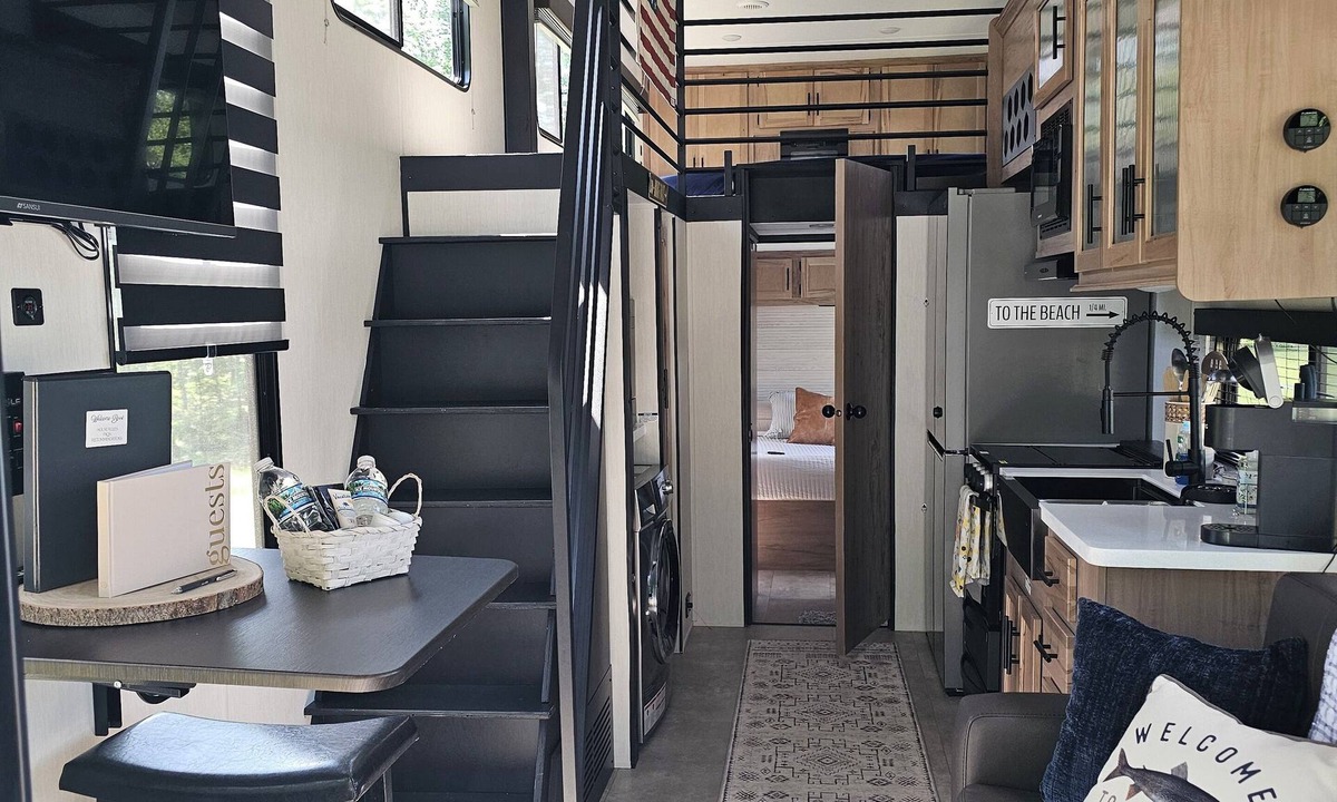 Kurtz RV Rental | Cozy glamper with scenic pond in Brownstown Indiana