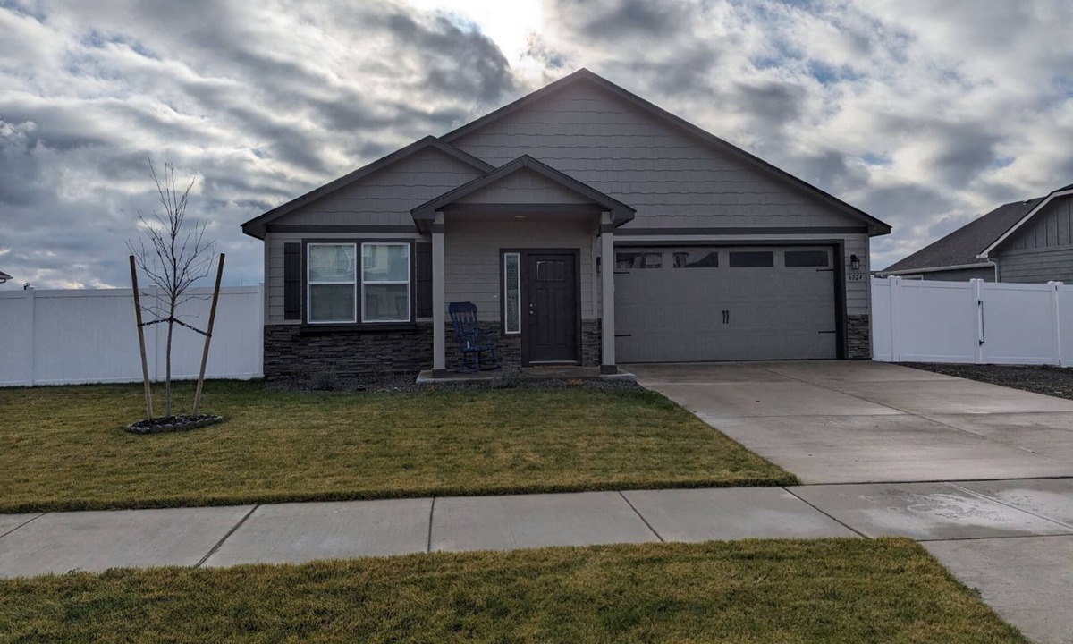 Rathdrum House | Cozy house with fenced in back yard. Pet-Friendly!