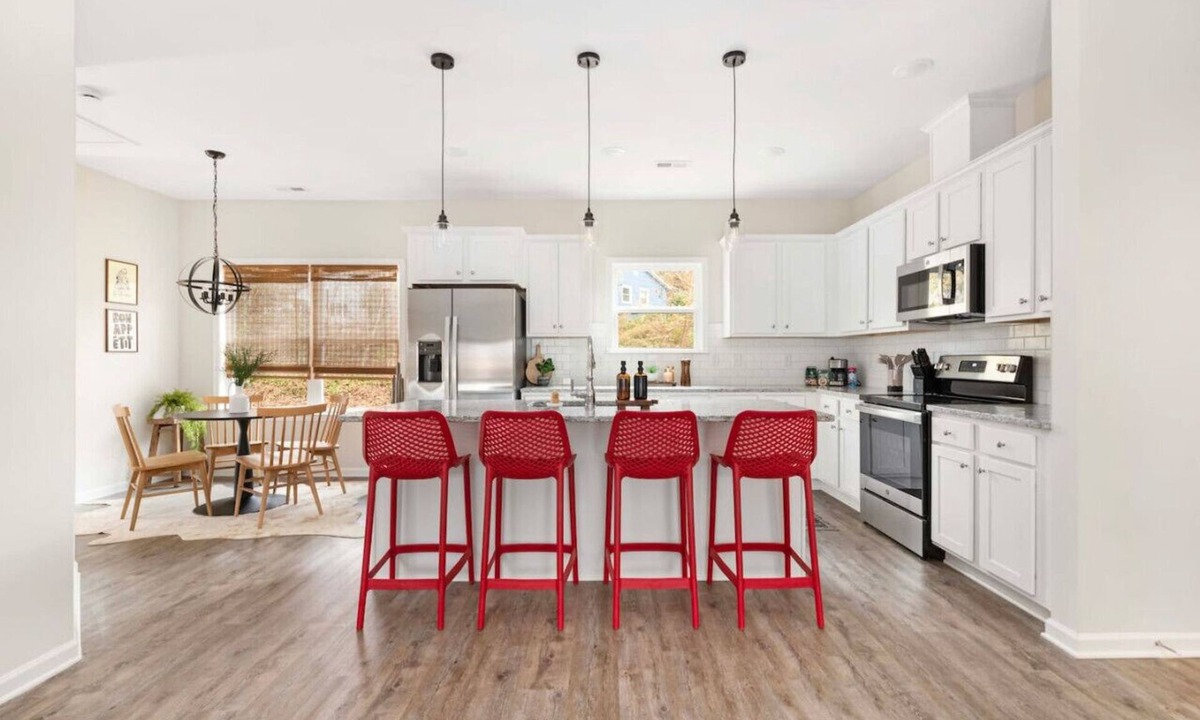 North Belmont House | Cozy & Modern 3-BR Belmont Stay—EV Charger—Pet friendly