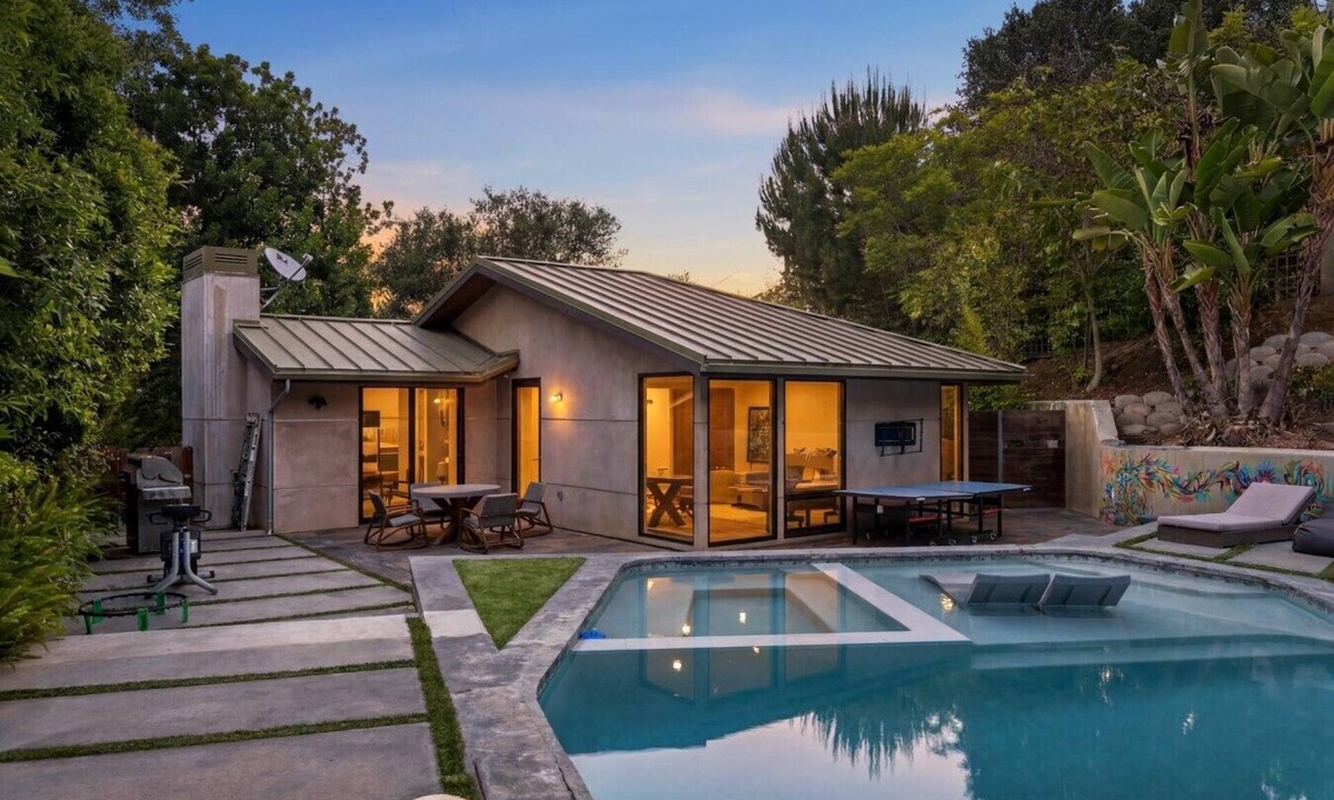 Los Angeles House | Cozy Oasis in Oakley with Basketball court,pool