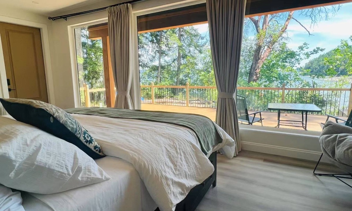 Yellow Point Apartment | Cozy Oceanfront Studio with King bed/Beach Access