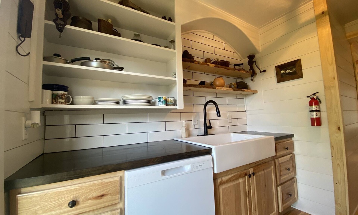 Powell House | Cozy one bedroom near Cody 10 miles to heart mountain 70 to Yellowstone