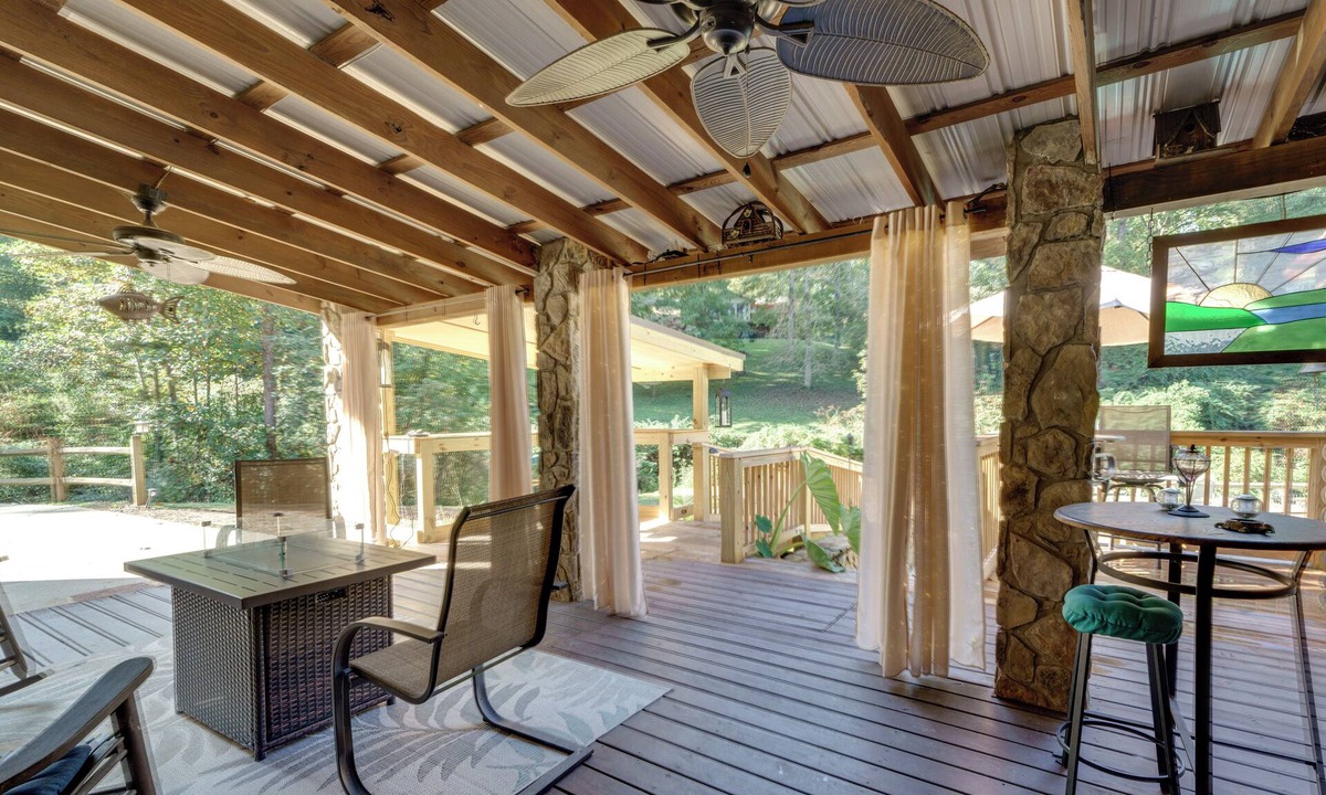 Hickory Cottage | Cozy, Pet-friendly Retreat in Hickory w/Fire Pit!
