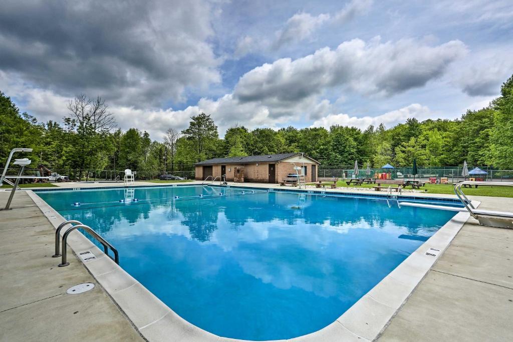 Pocono Lake House | Cozy Pocono Lake Cabin 1 Mile from Arrowhead Lake
