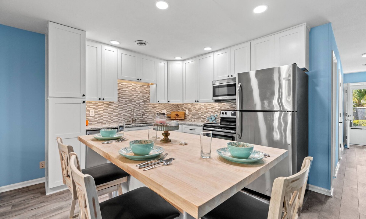 Little River Condo | Cozy Pool side Condo, 5 min from the beach!