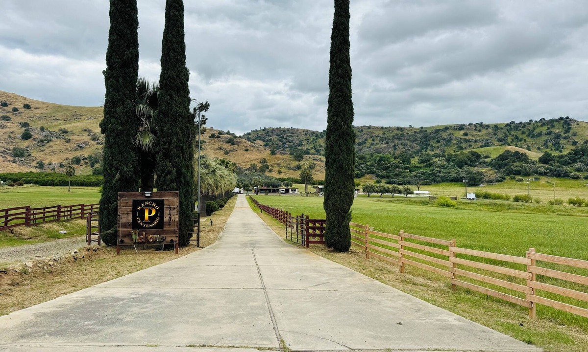 Kaweah House | Cozy Private Suite with bathroom, 28 mins from Sequoia National Park.