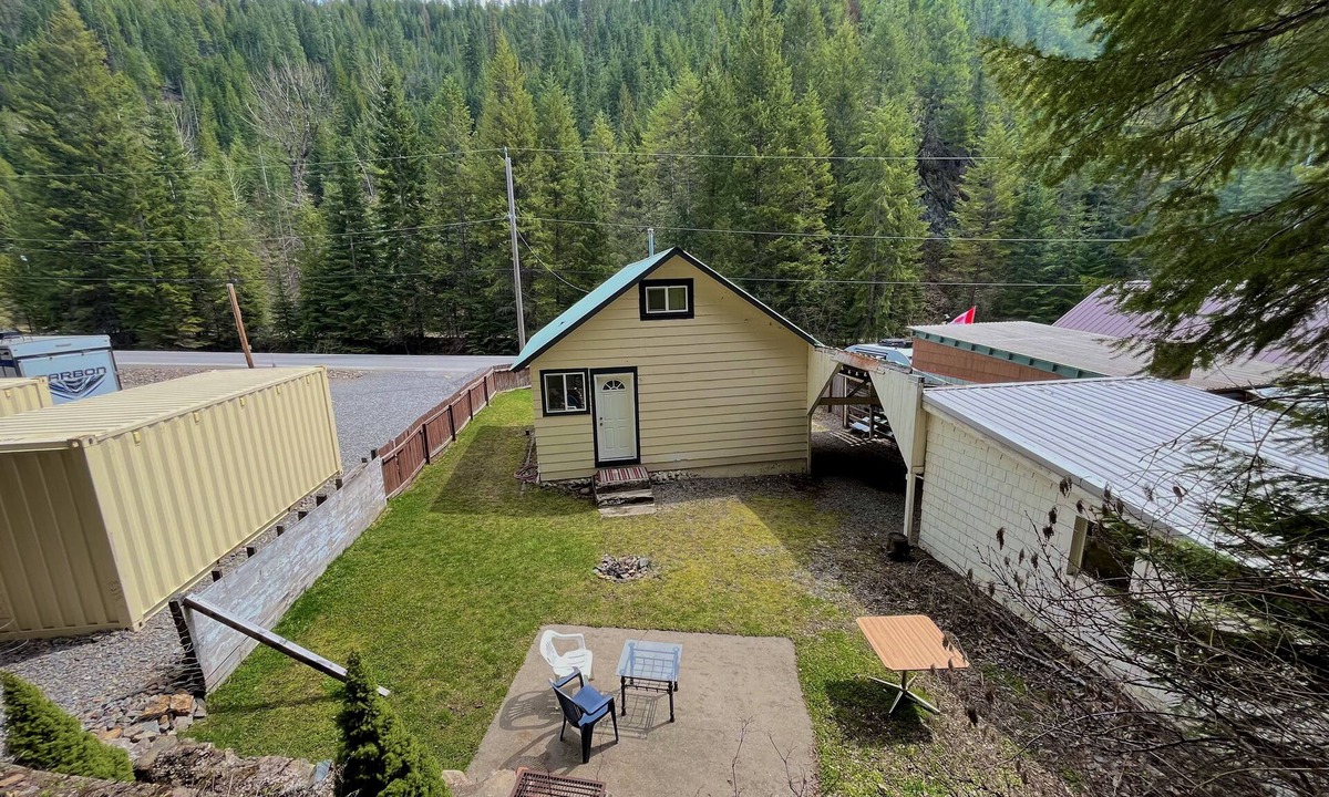 Wallace House | Cozy retreat with canyon views, sound of the river, and the smell of the pines.