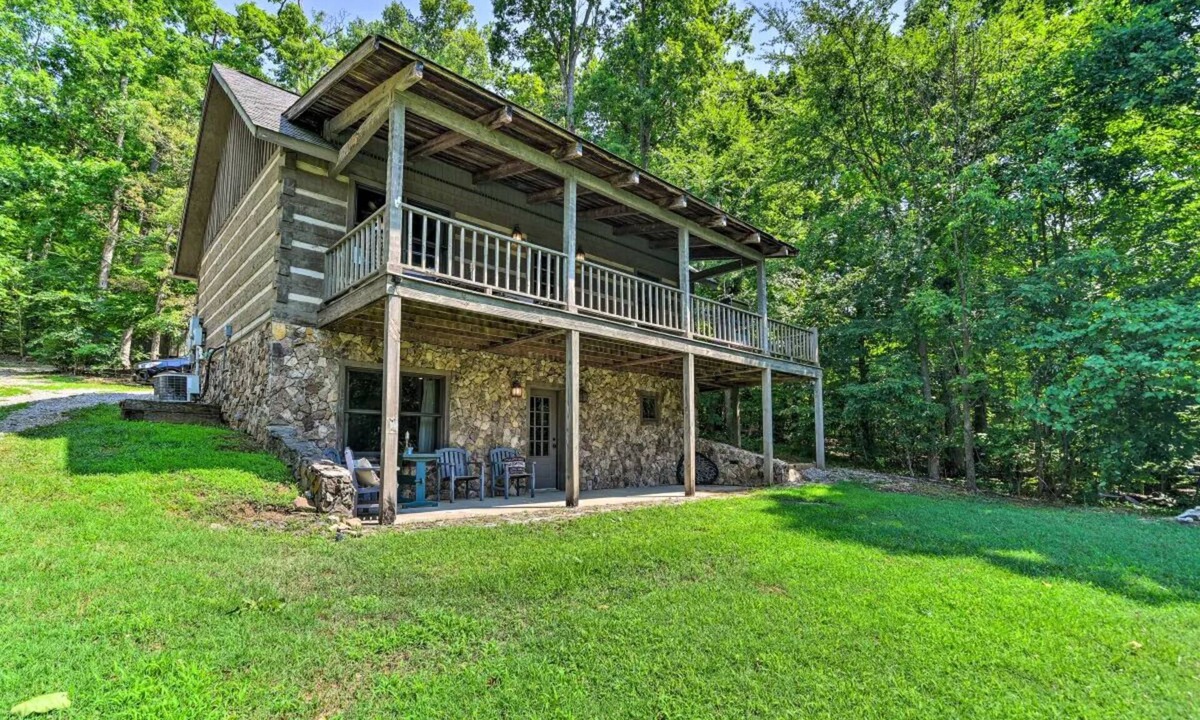Se Ree Cabin | Cozy Roughriver Lakefront Cabin
