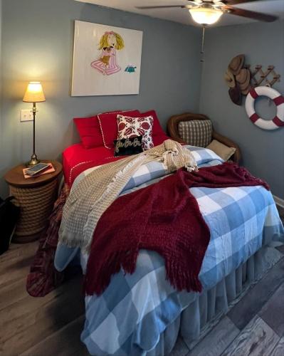 Gainesville House | Cozy Rustic Charming Room