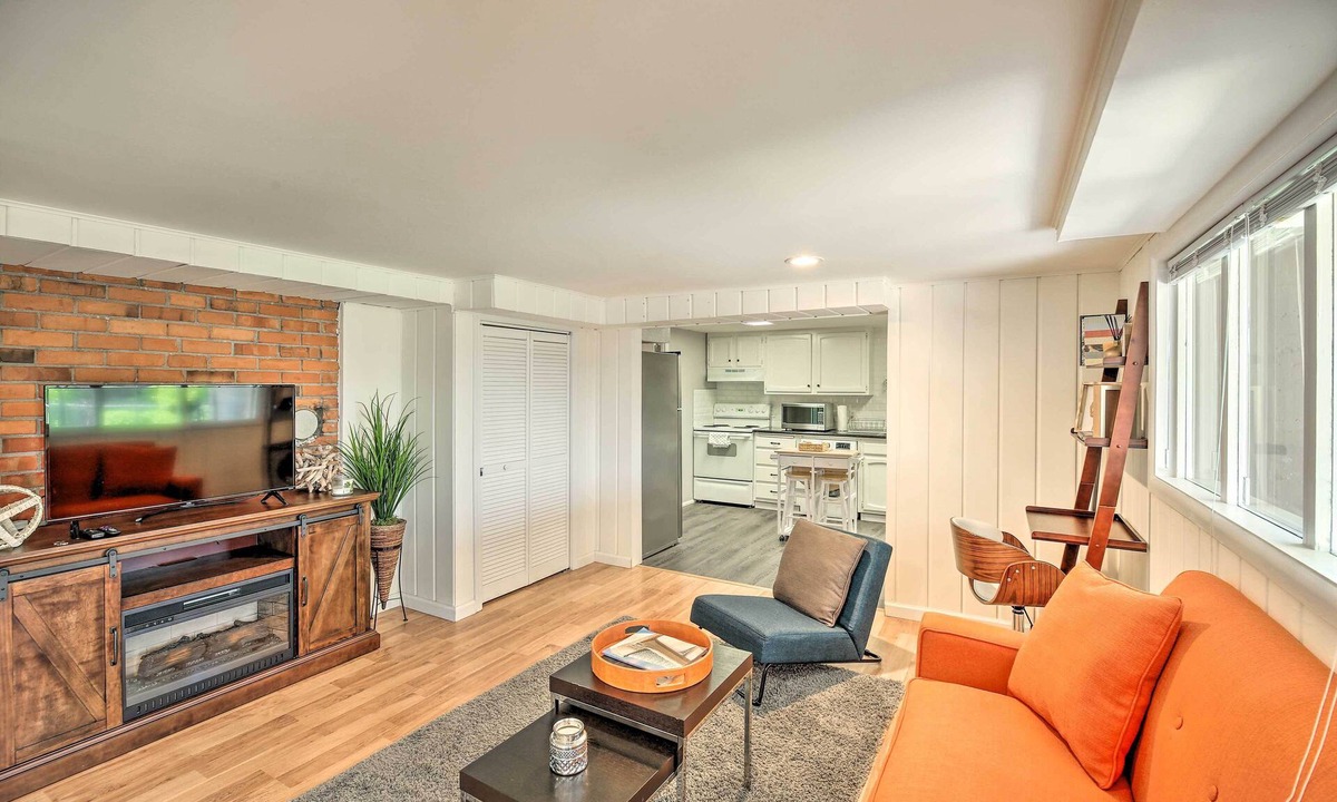 Bryn Mawr-Skyway Apartment | Cozy Seattle Apt w/Patio: Walk to Lake Washington
