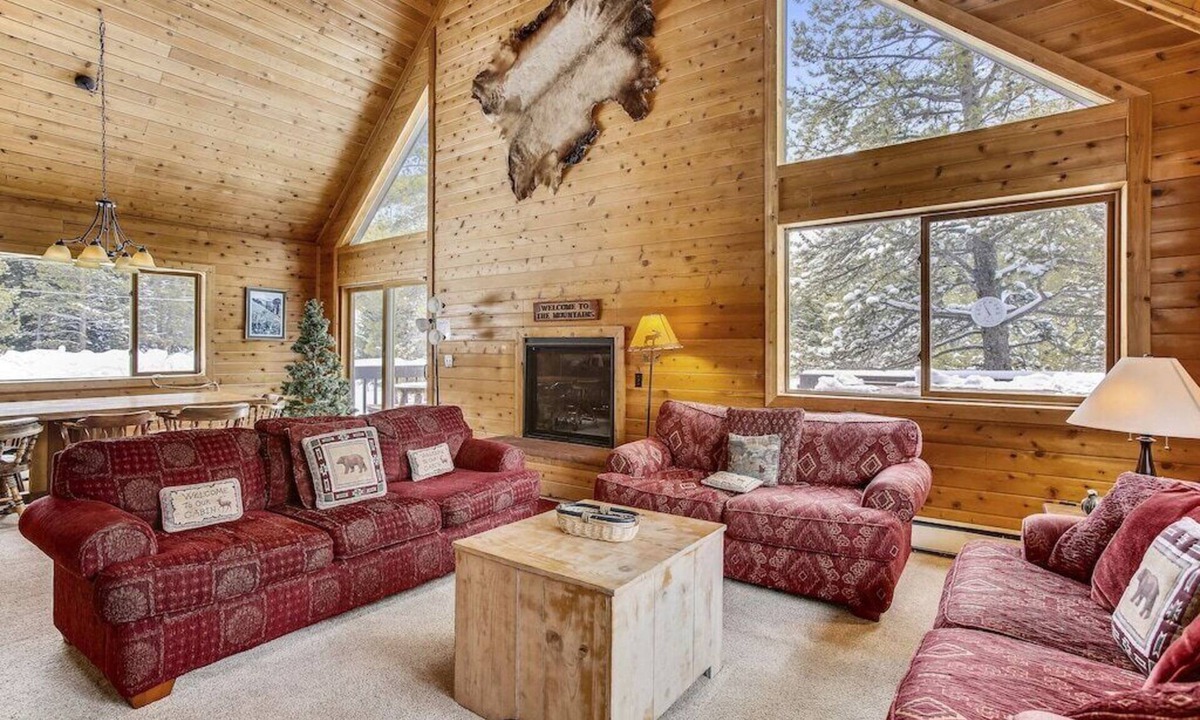 Blue River House | Cozy Spacious Rustic Cabin – Mountain Views & Peaceful Powder Getaway