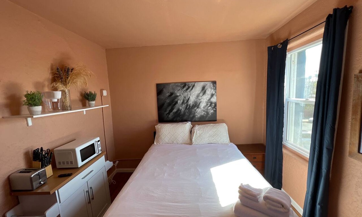 Westlake Apartment | Cozy studio in fabulous Los Angeles with refreshing AC