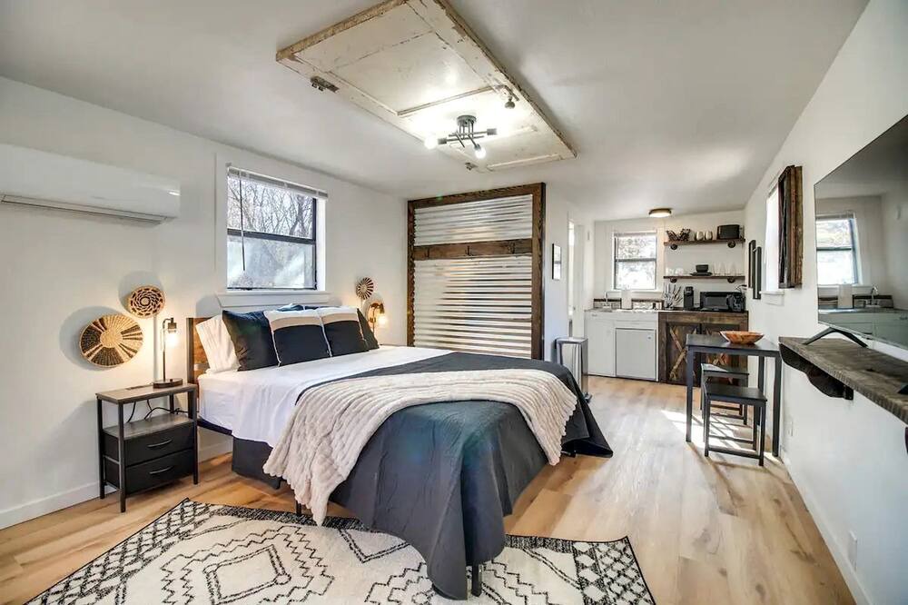 Gentry Cabin | Cozy Studio Retreat with Scenic 5-Acre Views, Near City Lake & Cherokee Casino in Gentry, Arkansas