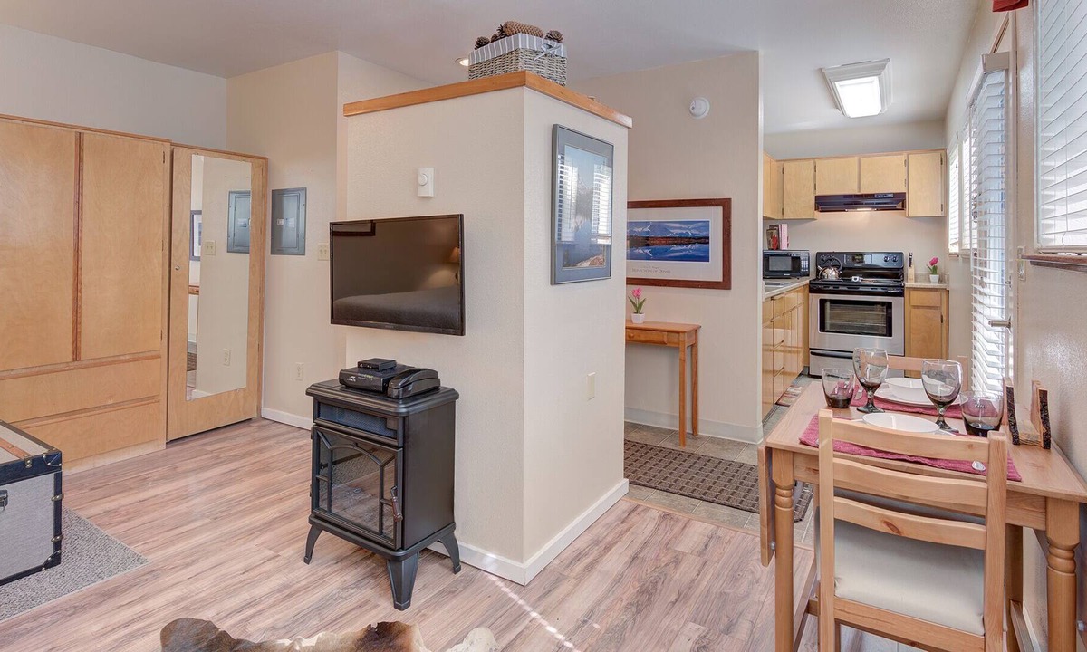 Sunriver Condo | Cozy sweetheart condo w/ fireplace. Perfect for a Sunriver getaway!