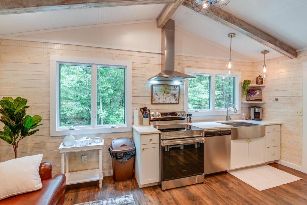 Linden House | Cozy Tennessee Retreat with Patio and Charcoal Grill!