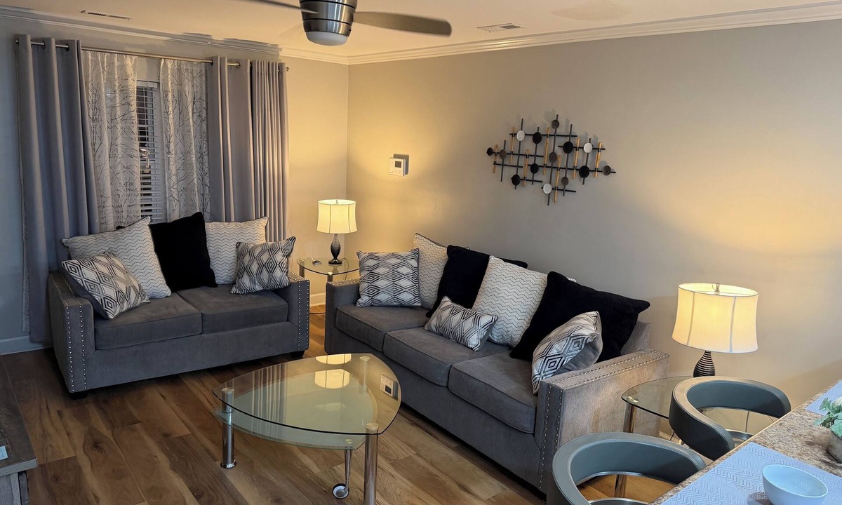 Westgate House | Cozy Townhome minutes to shopping and Base.
