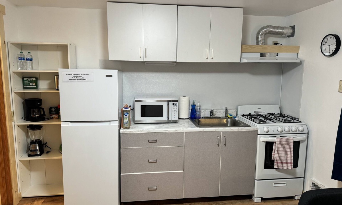 Pinedale Apartment | Cozy two twin beds home