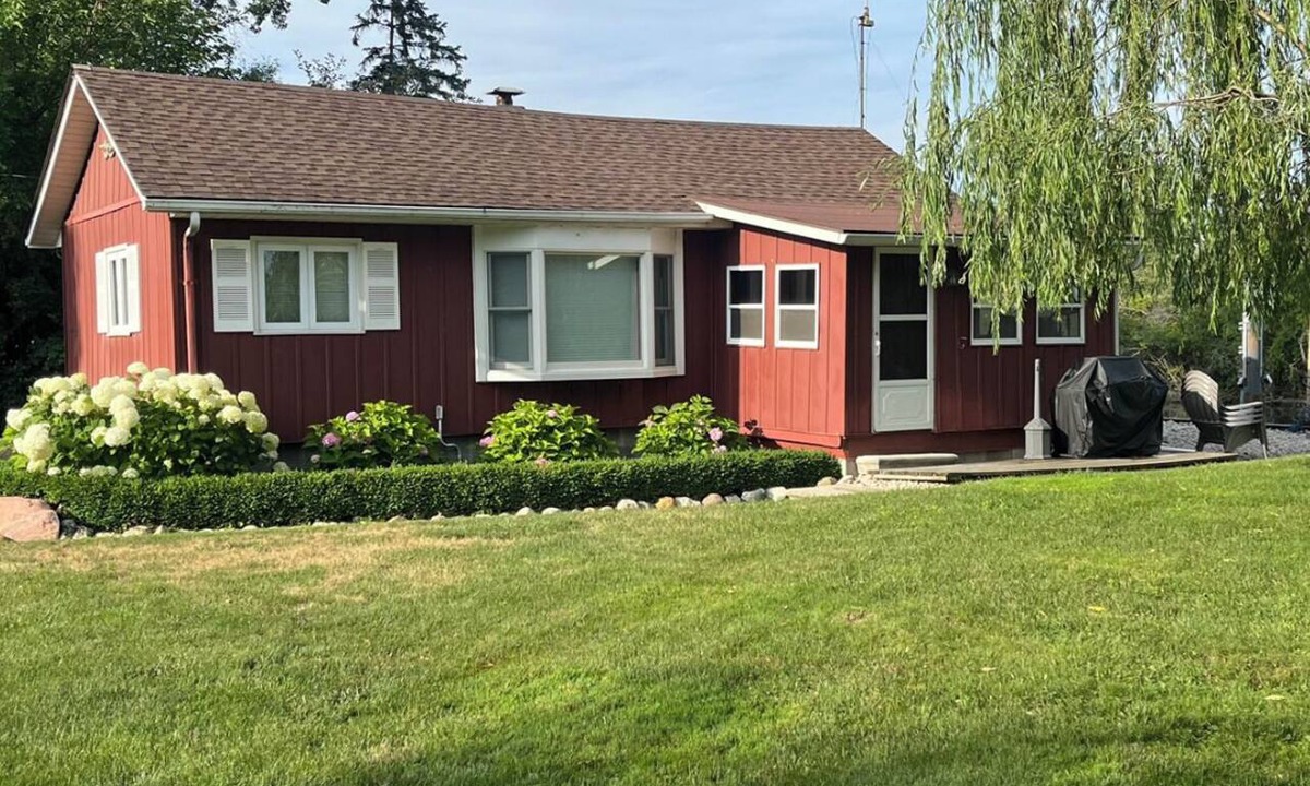 Grosse Ile Cabin | Cozy waterfront cabin