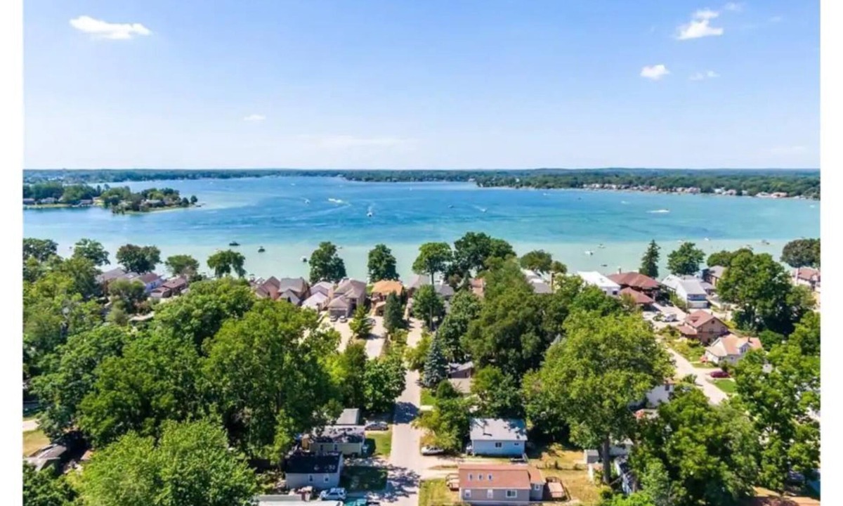 Keego Harbor Cottage | Cozy Winter Hideaway w/ Comfy Couches and New Kitchen!