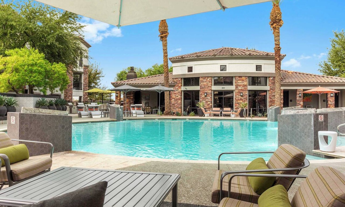 Glendale Sports and Entertainment District Apartment | CozySuites Glendale by the stadium w pool! 25