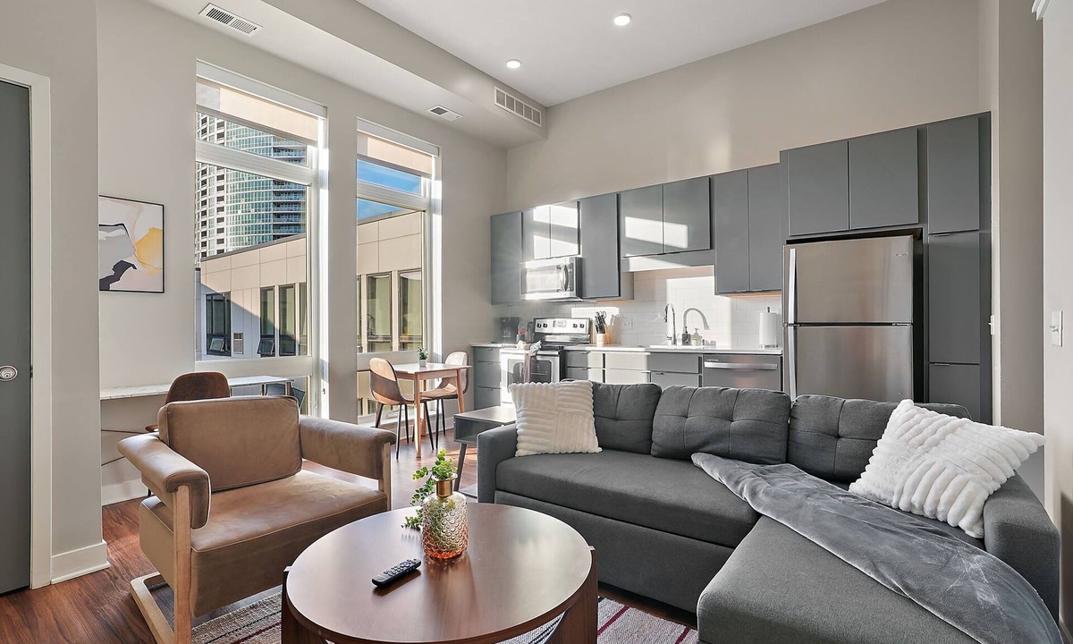 Downtown Minneapolis Apartment | CozySuites Marquee 1BR w/pool & gym | King bed